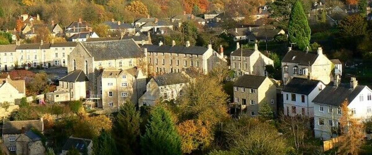 A view of Nailsworth The viewpoint is Rockness Hill, facing east across the valley in which the town is situated. The town is typically Cotswolds but has yet to find its way onto the list of main tourist destinations. The first settlement hereabouts seems to have taken place in the 12th century http://www.nailsworth-gloucestershire.com/nailsworth-history.htm