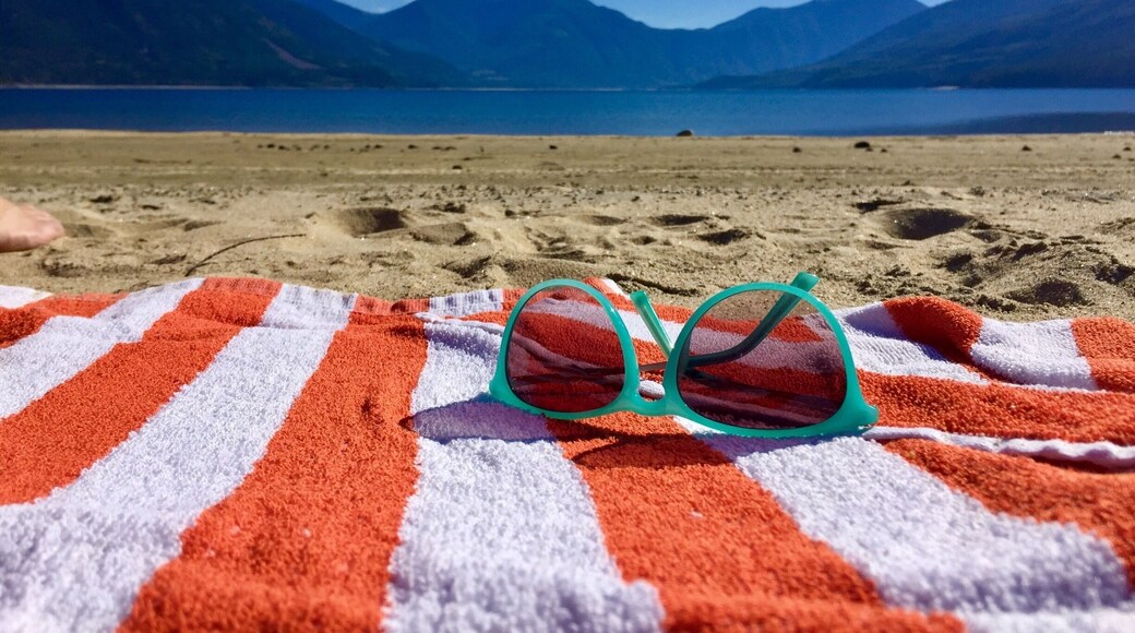 This quaint little beach town on the side of a mountain lake is beautiful to behold with hikes and hot springs to explore ☀️