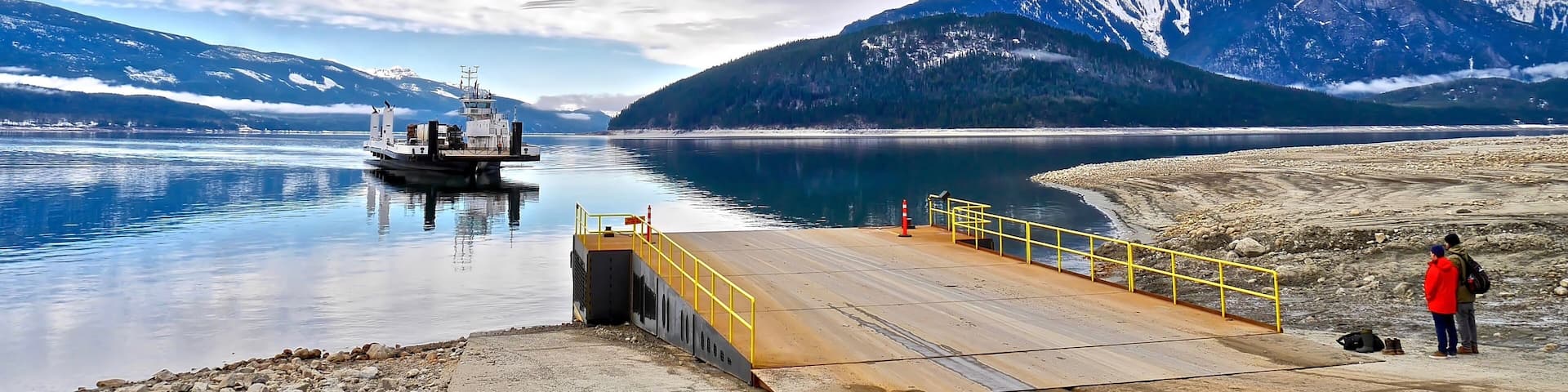 Friends wating for ferry boat. Upper Arrow lake. Columbia River. Selkirk and Monashee Mountains. Keenleyside Dam. Castlegar. Revelstoke. British Columbia. Canada.