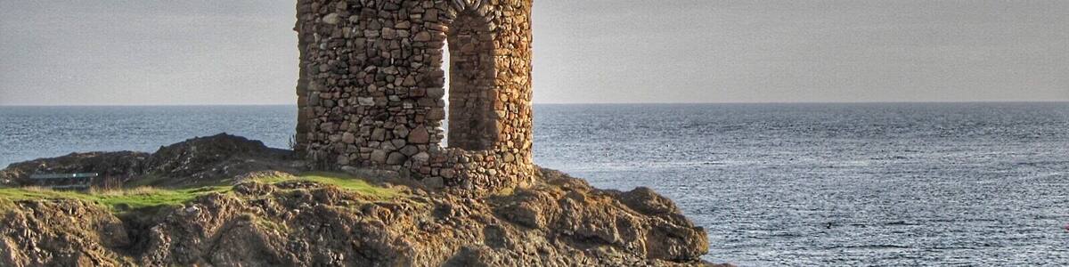 Lady’s Tower at Elie Ness was designed and built around 1760 for Lady Janet Anstruther who used it for changing before going for her daily swim. A bell was rung to warn the locals to stay away while she bathed