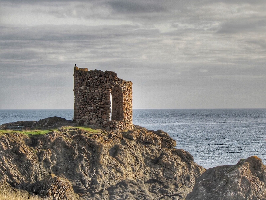 Lady’s Tower at Elie Ness was designed and built around 1760 for Lady Janet Anstruther who used it for changing before going for her daily swim. A bell was rung to warn the locals to stay away while she bathed