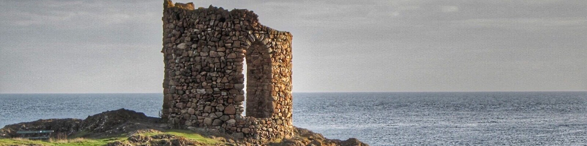 Lady’s Tower at Elie Ness was designed and built around 1760 for Lady Janet Anstruther who used it for changing before going for her daily swim. A bell was rung to warn the locals to stay away while she bathed