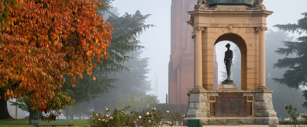 Bathurst showing heritage elements, autumn leaves and a statue or sculpture