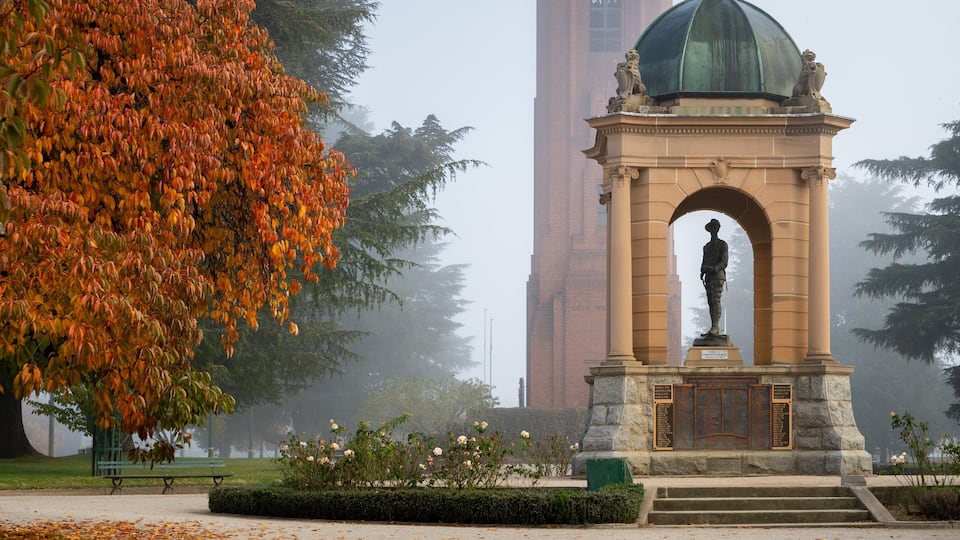 Bathurst showing heritage elements, autumn leaves and a statue or sculpture