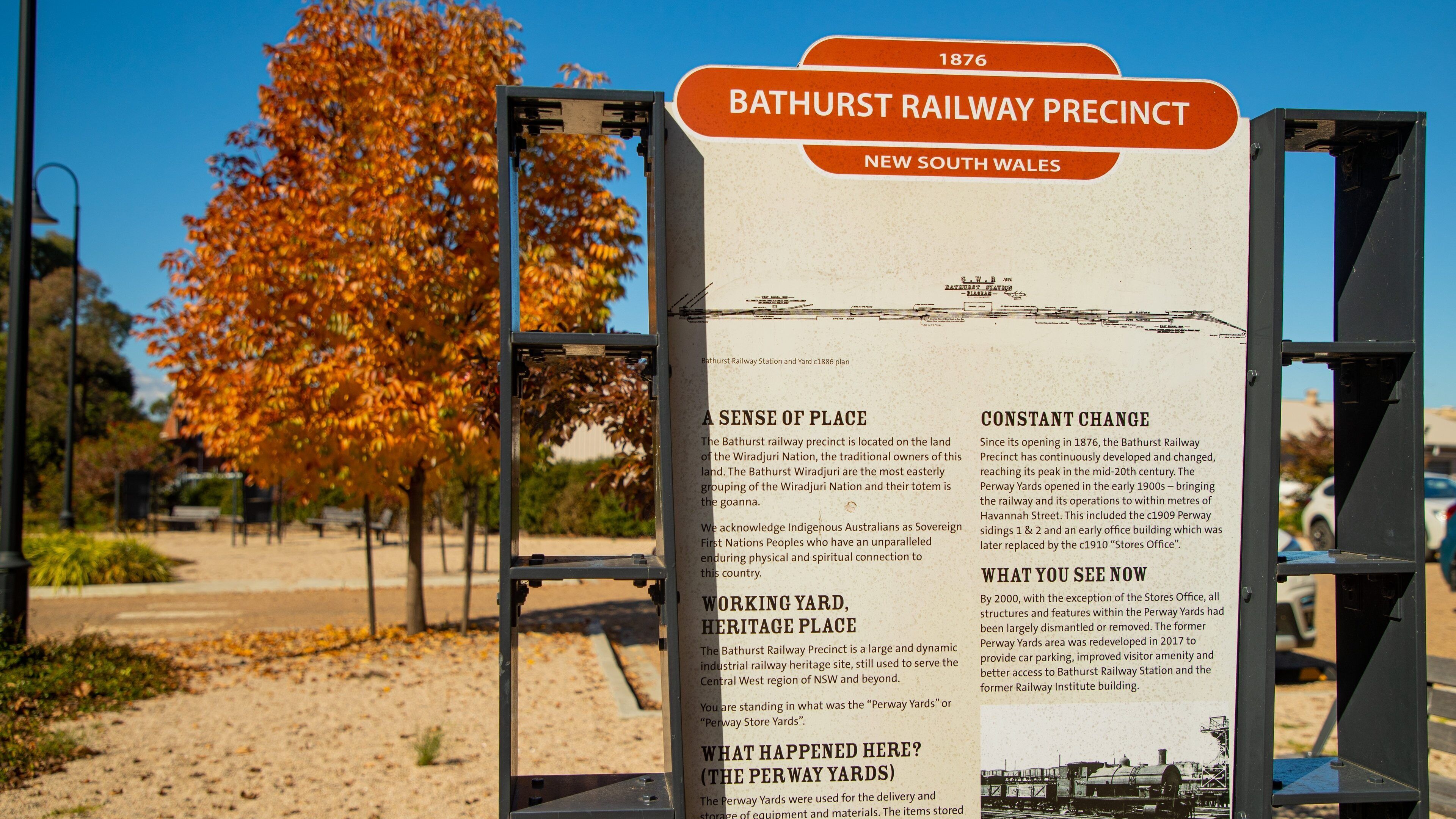 Un cartel histórico en el Distrito Ferroviario de Bathurst, que detalla su historia y significado.