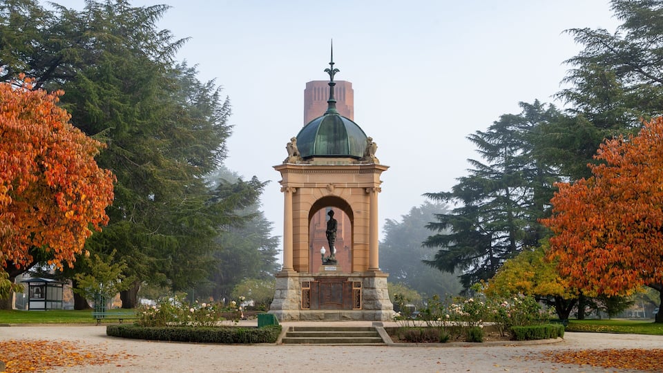 Bathurst showing a statue or sculpture, heritage elements and autumn leaves