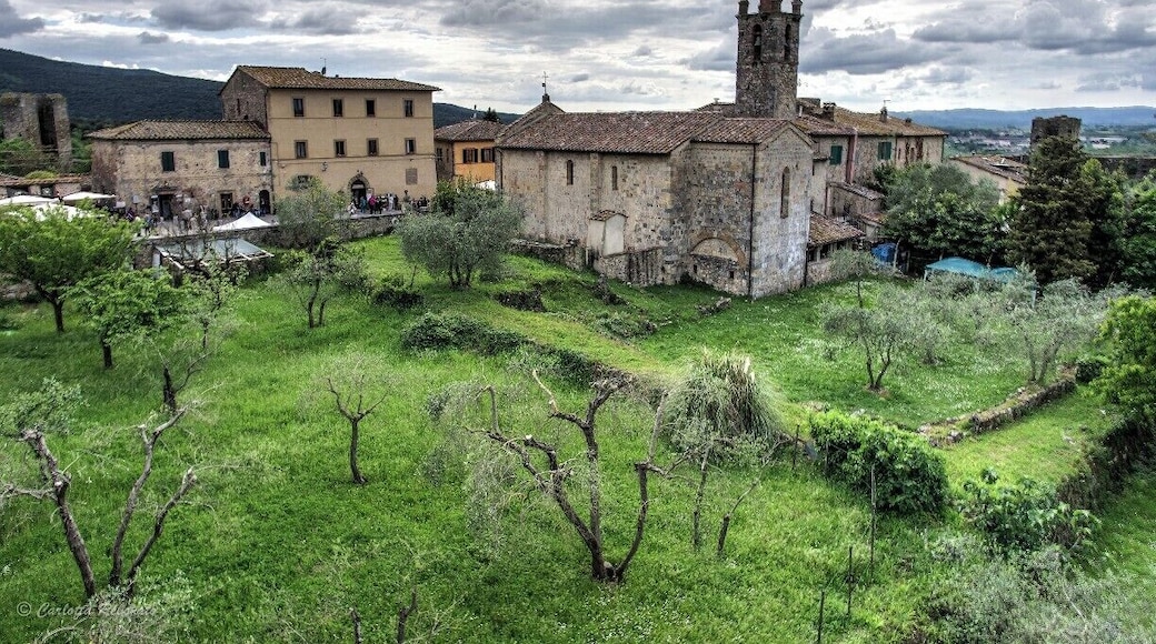 Monteriggioni is a small mediaeval village in the middle of tuscan hills. From the top of the ancient walls you can see all the village (it's really small) on the inside, and the beautiful countryside on the outside. The weather this time wasn't exactly on our side, but it still couldn't take away the beauty of Monteriggioni. As small as charming this village can be seen in less then an hour, including the time to browse in the shops with typical products and taking suggestive pictures. It is very easy to reach from Siena and totally worth the stop.
http://nomadswind.com/monteriggioni/