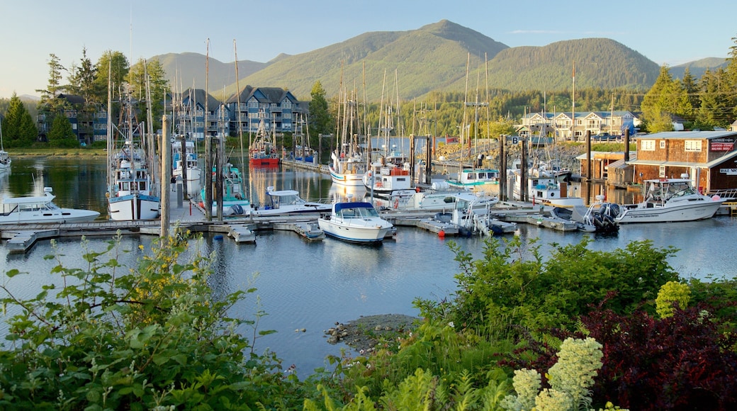 Ucluelet og byder på en solnedgang, bjerge og en bugt eller havn