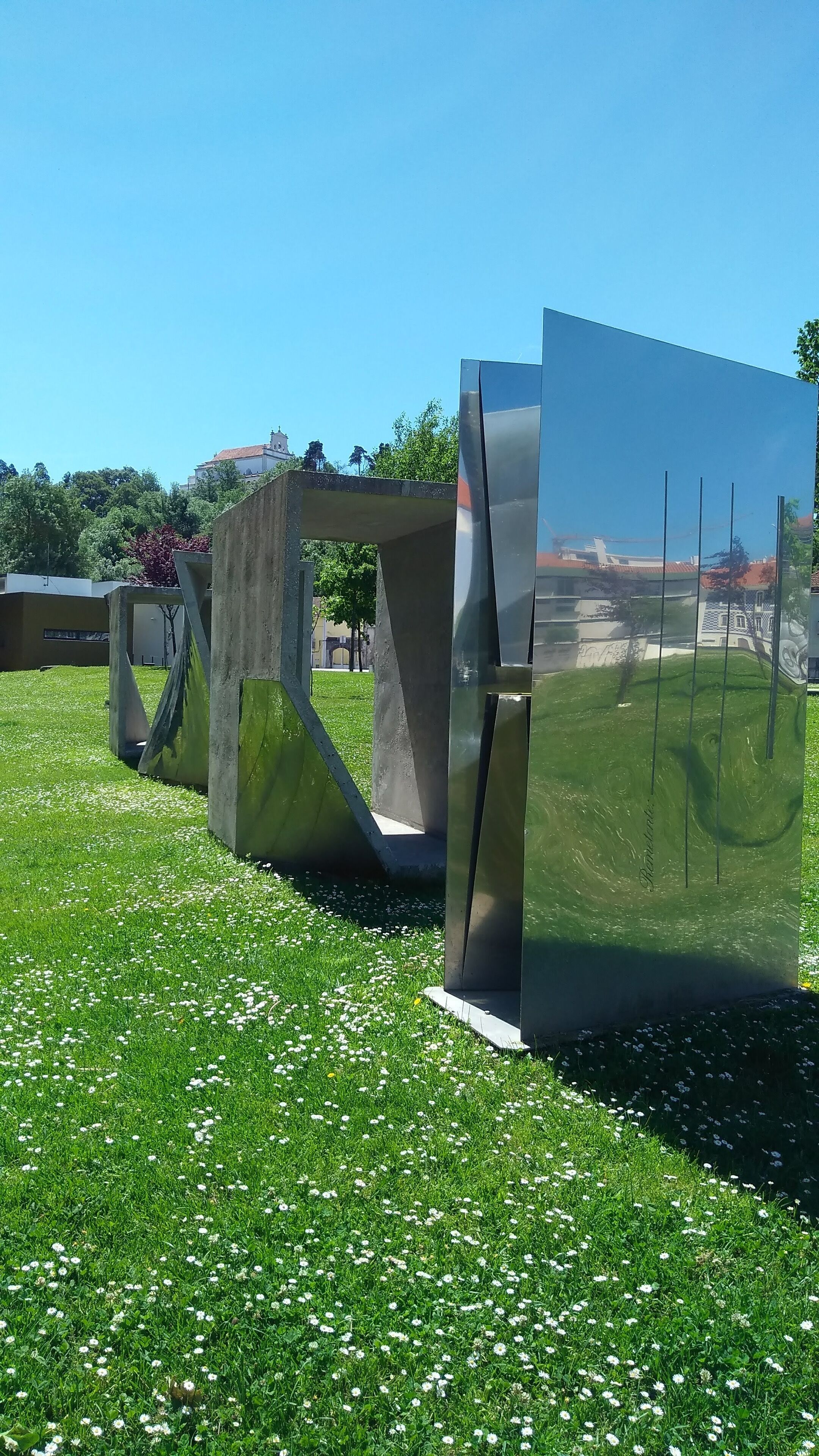 Escultura junto ao rio Liz