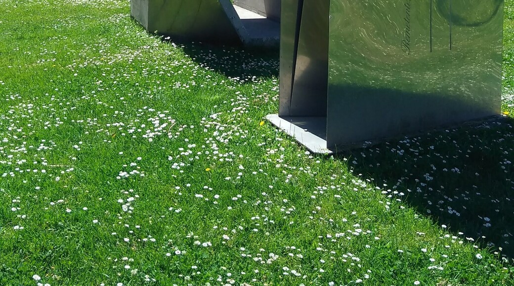 Escultura junto ao rio Liz