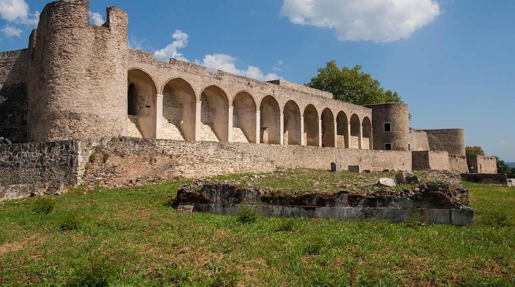 Une forteresse historique en pierre, dotée de passages voûtés et d’une tour imposante.