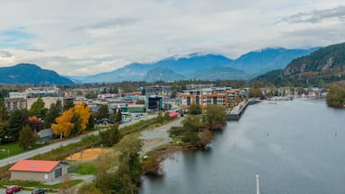 Squamish showing a small town or village, landscape views and a lake or waterhole