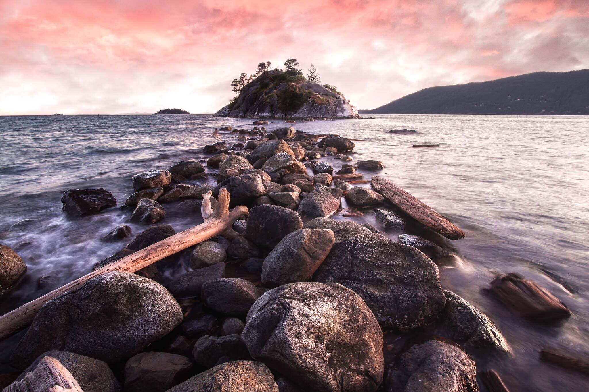 You can get to this island very easily during low tide, but as the tide comes in the very easy path disappears and you’re left swimming between boulders. We watched as groups of people made their way to island only to have quite the surprise trying to get back. Quick tip, check to see when the tide comes in before heading out.... or bring your paddle board 😝
.
.
.
#GreatOutdoors #Canada #hiking #sunset #travel # Vancouver #landscape #colourful #landscapepbotography #Oceanscape #longecposure