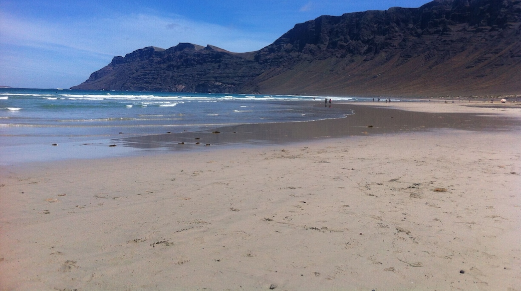 A Lanzarote, rendez vous des Surfers, plage des plus agréables!