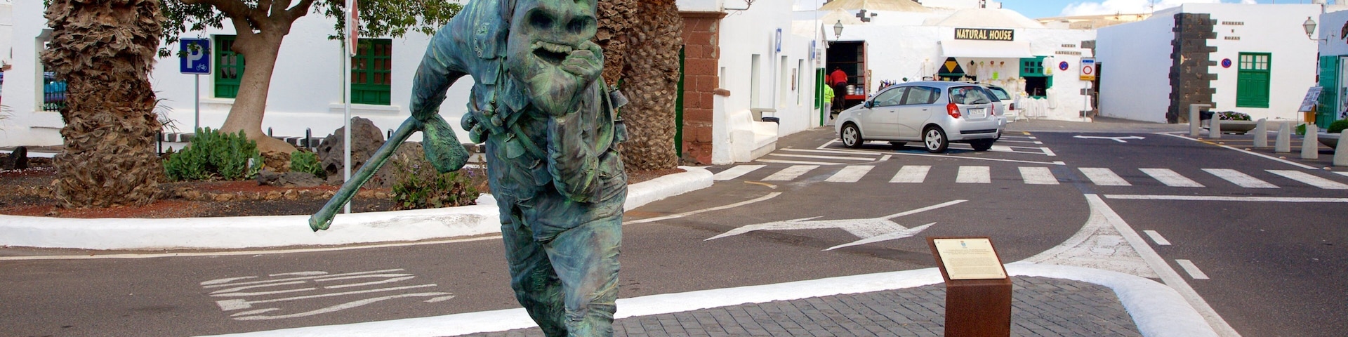 Teguise caratteristiche di città e statua o scultura
