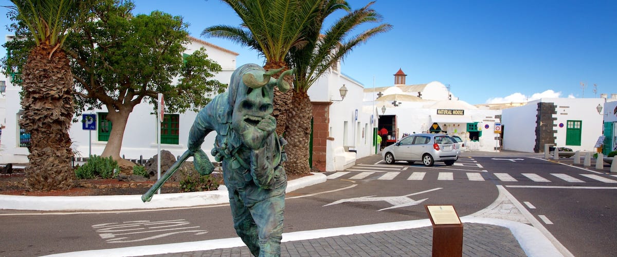 Teguise which includes a statue or sculpture and a city
