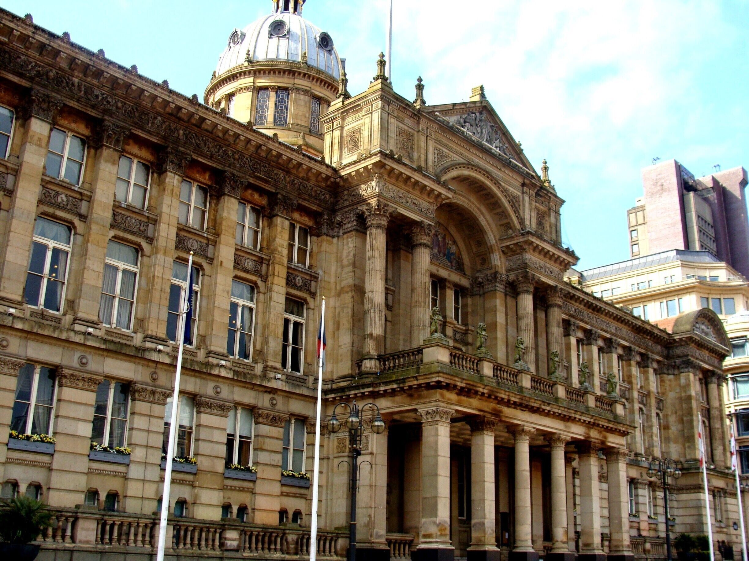 Built in 1874, The Council House in the Victoria Square of Birmingham is an intimidating building with government offices. Did not get a chance to go inside, i have heard it has many large paintings and murals.
However the architecture is amazing and transported me to Italy