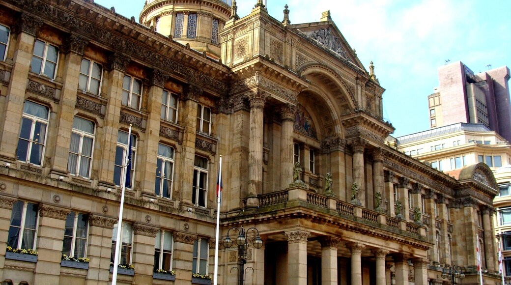 Built in 1874, The Council House in the Victoria Square of Birmingham is an intimidating building with government offices. Did not get a chance to go inside, i have heard it has many large paintings and murals.
However the architecture is amazing and transported me to Italy