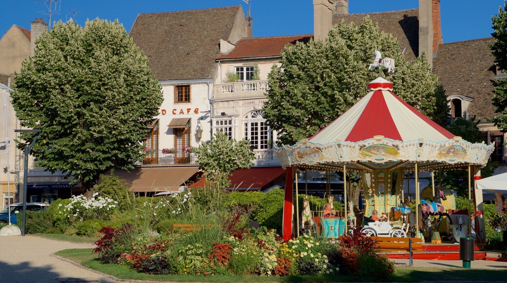 Beaune ofreciendo flores silvestres y un jardín