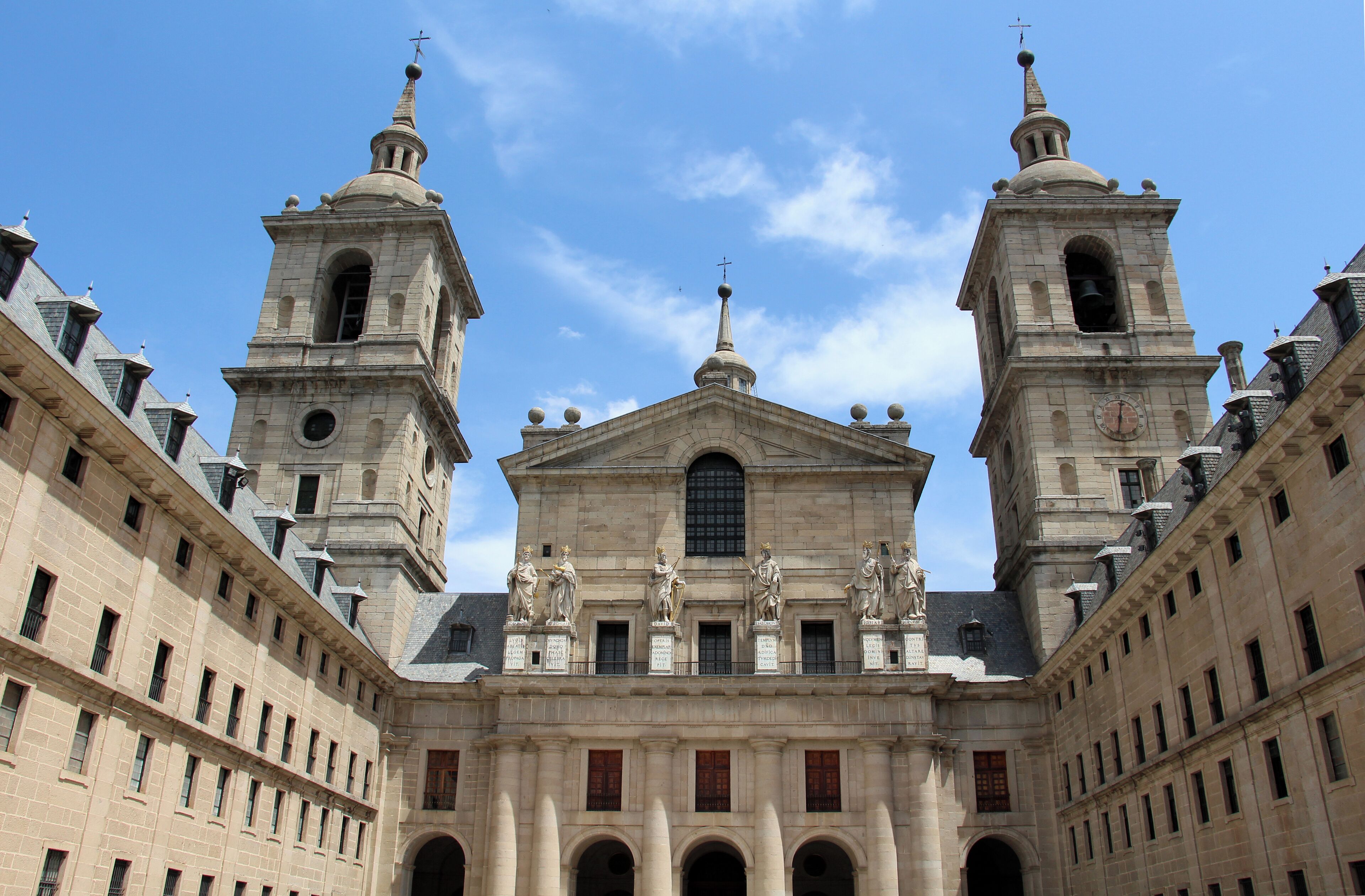 Avenida Juan de Borbón y Battemberg The Royal Site of San Lorenzo de El Escorial, commissioned by Philip II of Spain, is one of the Spanish royal sites and has functioned as a monastery, basilica, royal palace, pantheon, library, museum, university and hospital. Arch. Juan Bautista de Toledo and Juan de Herrera 1563-84