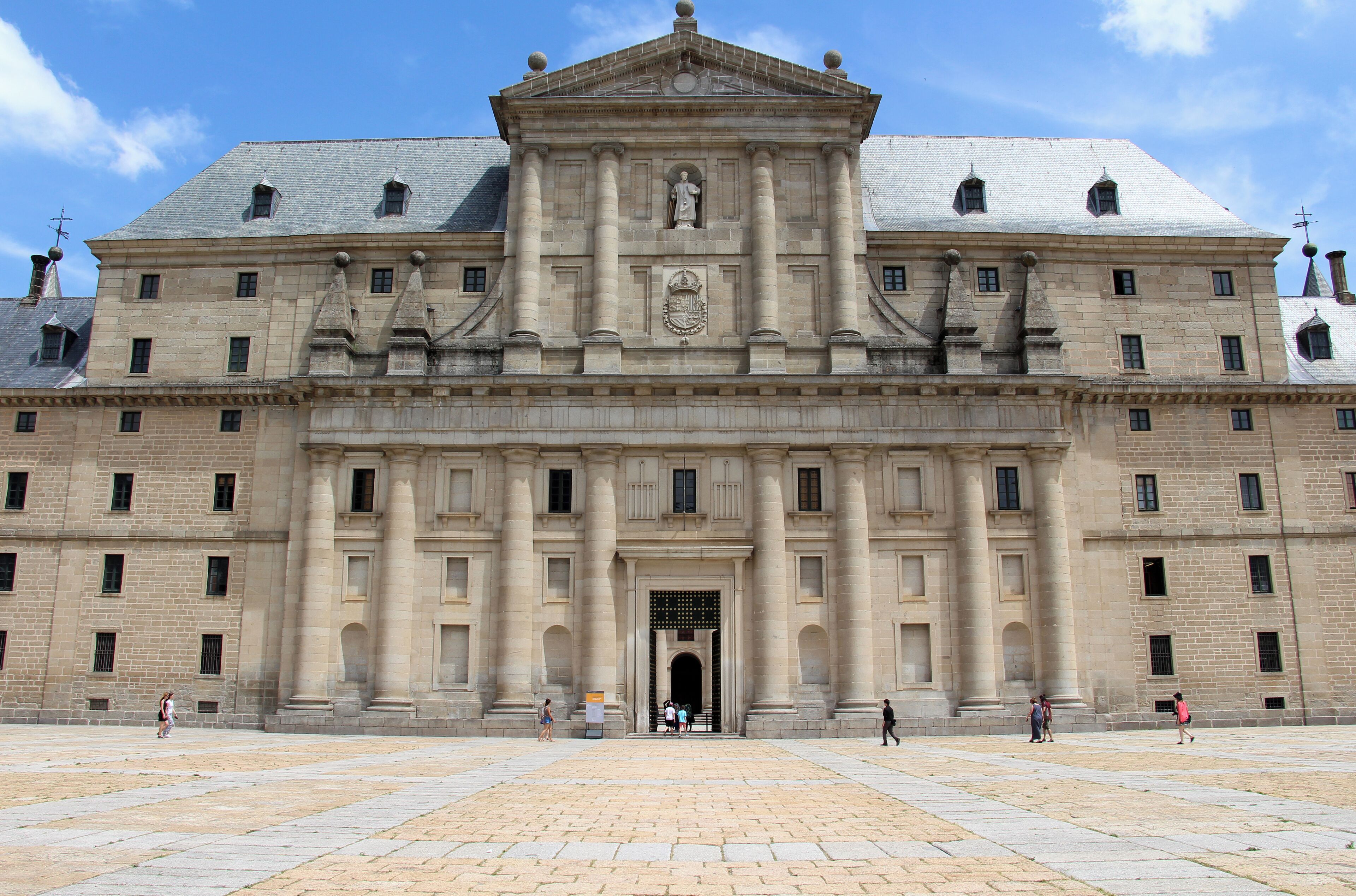 Avenida Juan de Borbón y Battemberg The Royal Site of San Lorenzo de El Escorial, commissioned by Philip II of Spain, is one of the Spanish royal sites and has functioned as a monastery, basilica, royal palace, pantheon, library, museum, university and hospital. Arch. Juan Bautista de Toledo and Juan de Herrera 1563-84