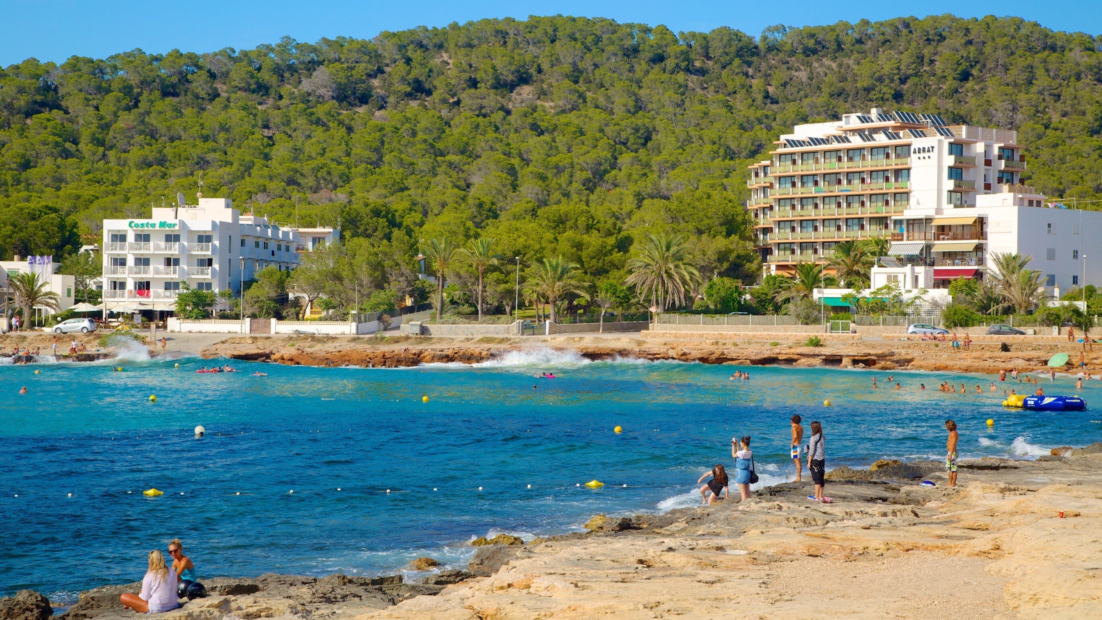 Ibiza mostrando hotel di lusso o resort, costa rocciosa e nuoto