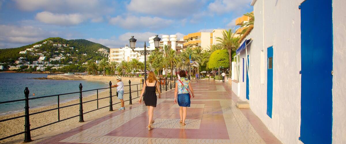 Santa Eulària des Riu welches beinhaltet Luxushotel oder Resort, Straßenszenen und Sandstrand