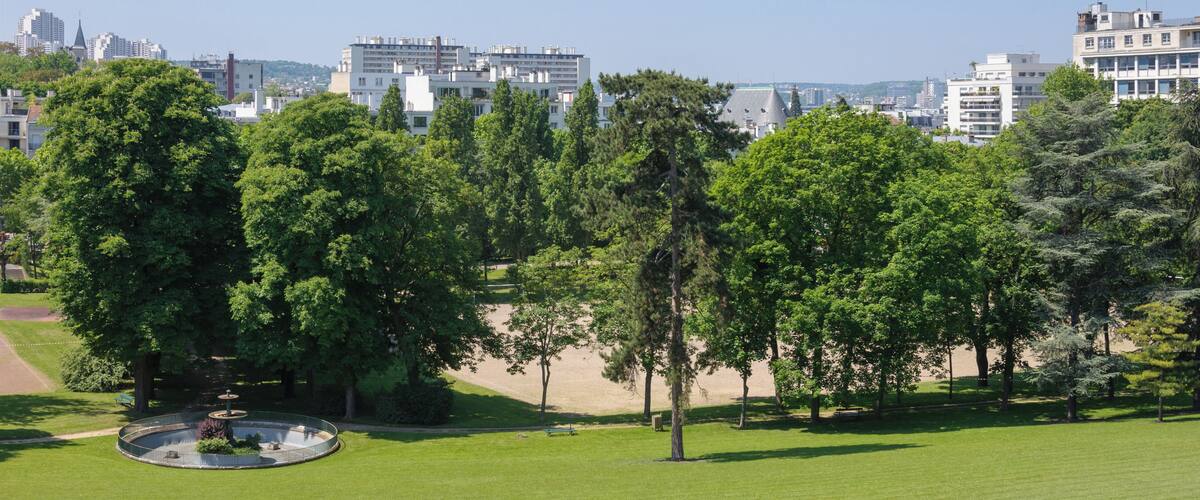 Lycée Michelet in Vanves, Hauts-de-Seine, France: a view of the park seen from the terrace.