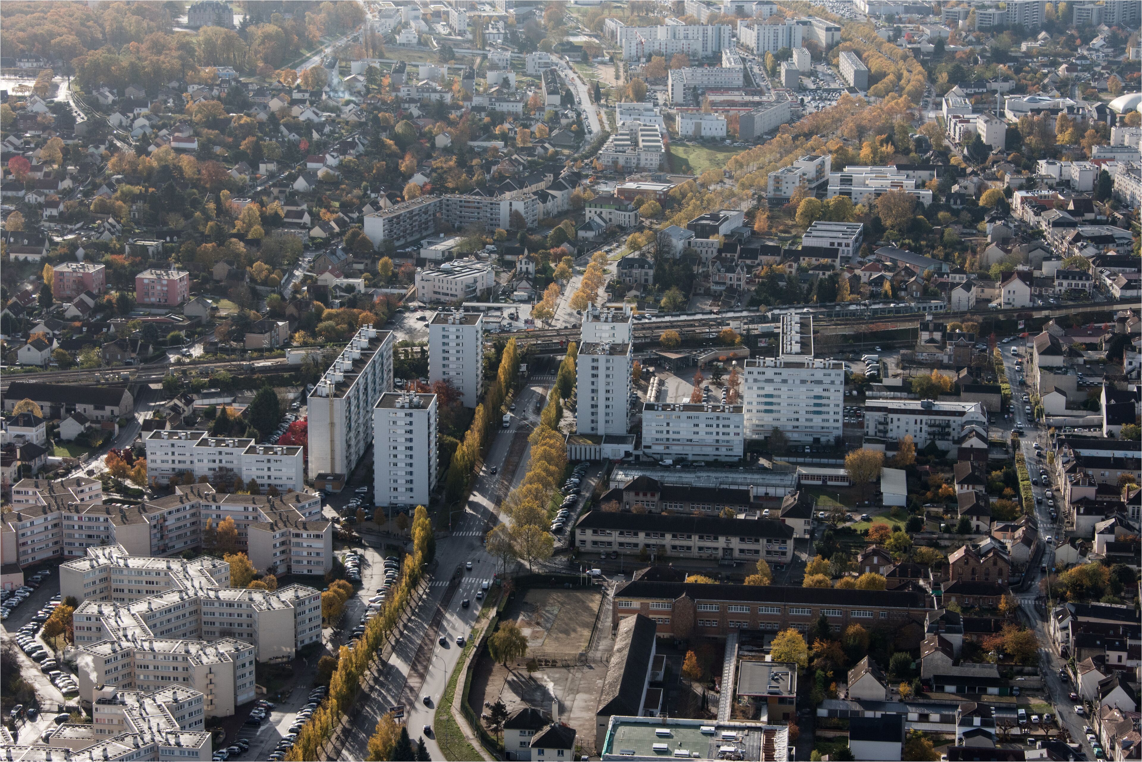 Vue aérienne de la ville des Mureaux à l'automne dans les Yvelines en France