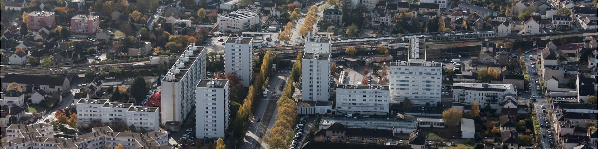 Vue aérienne de la ville des Mureaux à l'automne dans les Yvelines en France
