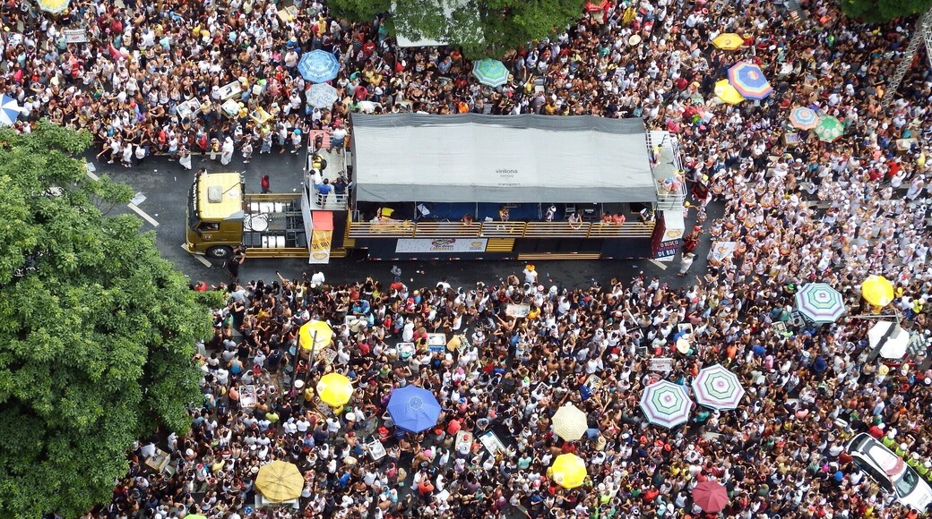 Carnaval 2017. Milhares de pessoas dançando atrás do trio elétrico.
Carnival 2017. Thousands of people dancing behind the electric trio. #Festival