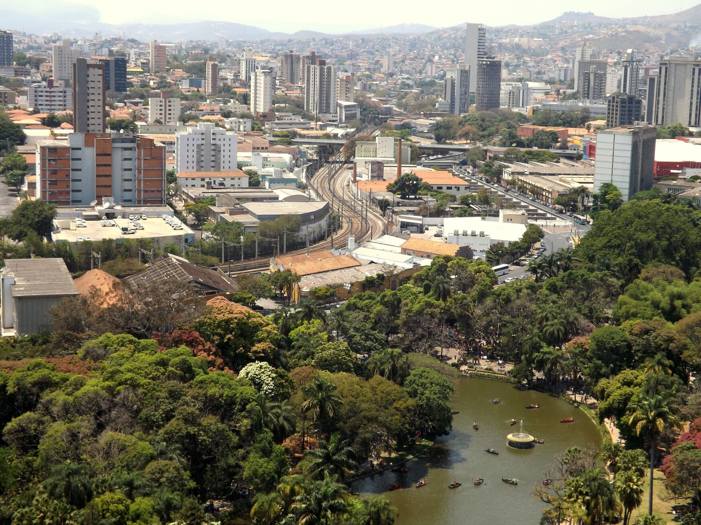 Cidade belíssima, capital do estado de Minas Gerais, com mais de 2 500 000 de habitantes.