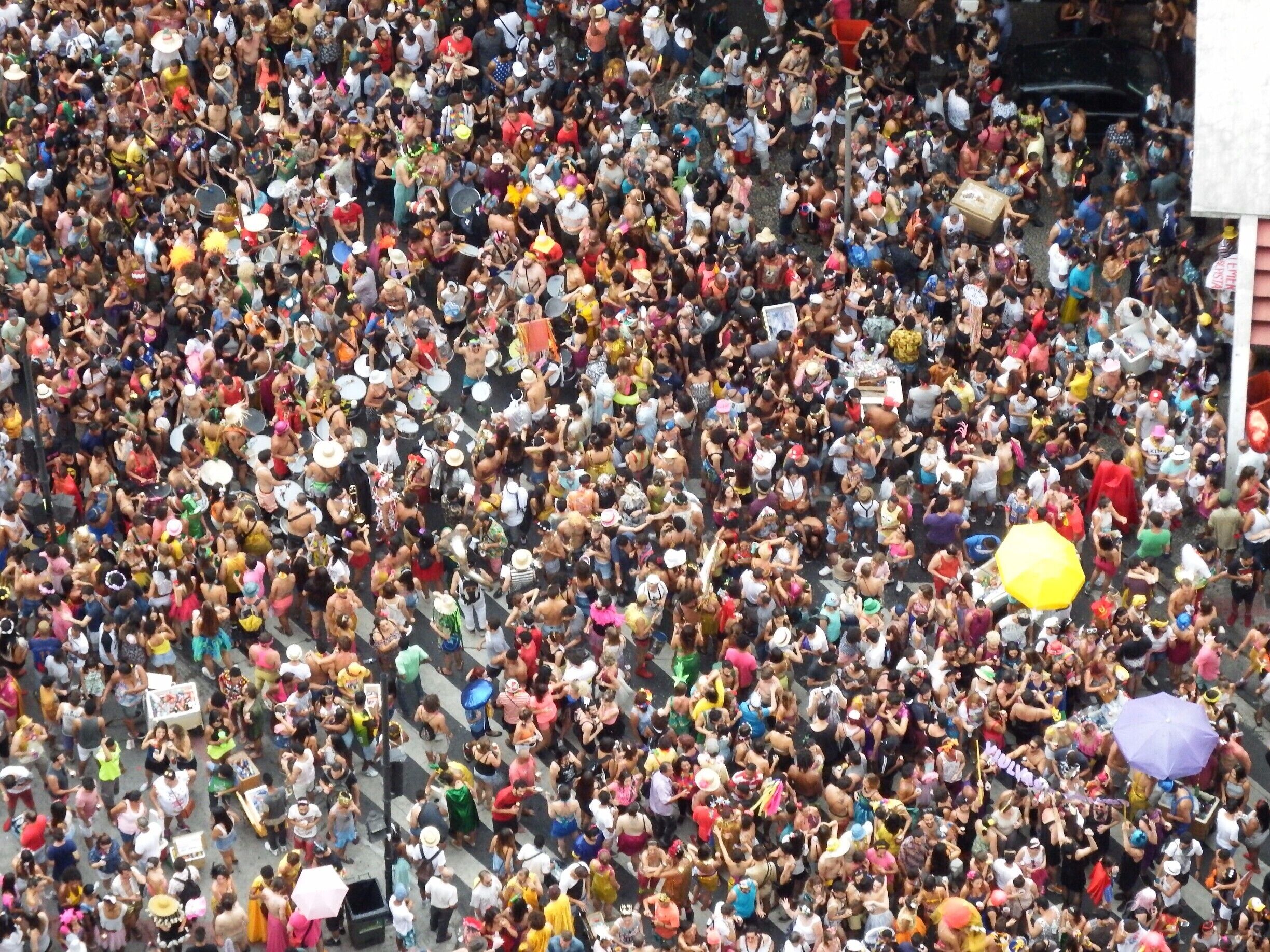Milhares de foliões pulam carnaval nas avenidas de Belo Horizonte-Brasil.
Carnaval brasileiro é conhecido em todo o mundo.
Thousands of revelers jumping carnival in the avenues of Belo Horizonte-Brazil. Brazilian Carnival is known all over the world .#Festival