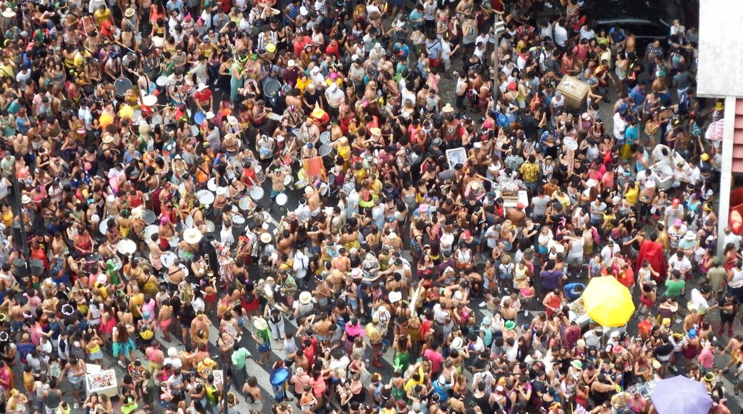 Milhares de foliões pulam carnaval nas avenidas de Belo Horizonte-Brasil.
Carnaval brasileiro é conhecido em todo o mundo.
Thousands of revelers jumping carnival in the avenues of Belo Horizonte-Brazil. Brazilian Carnival is known all over the world .#Festival