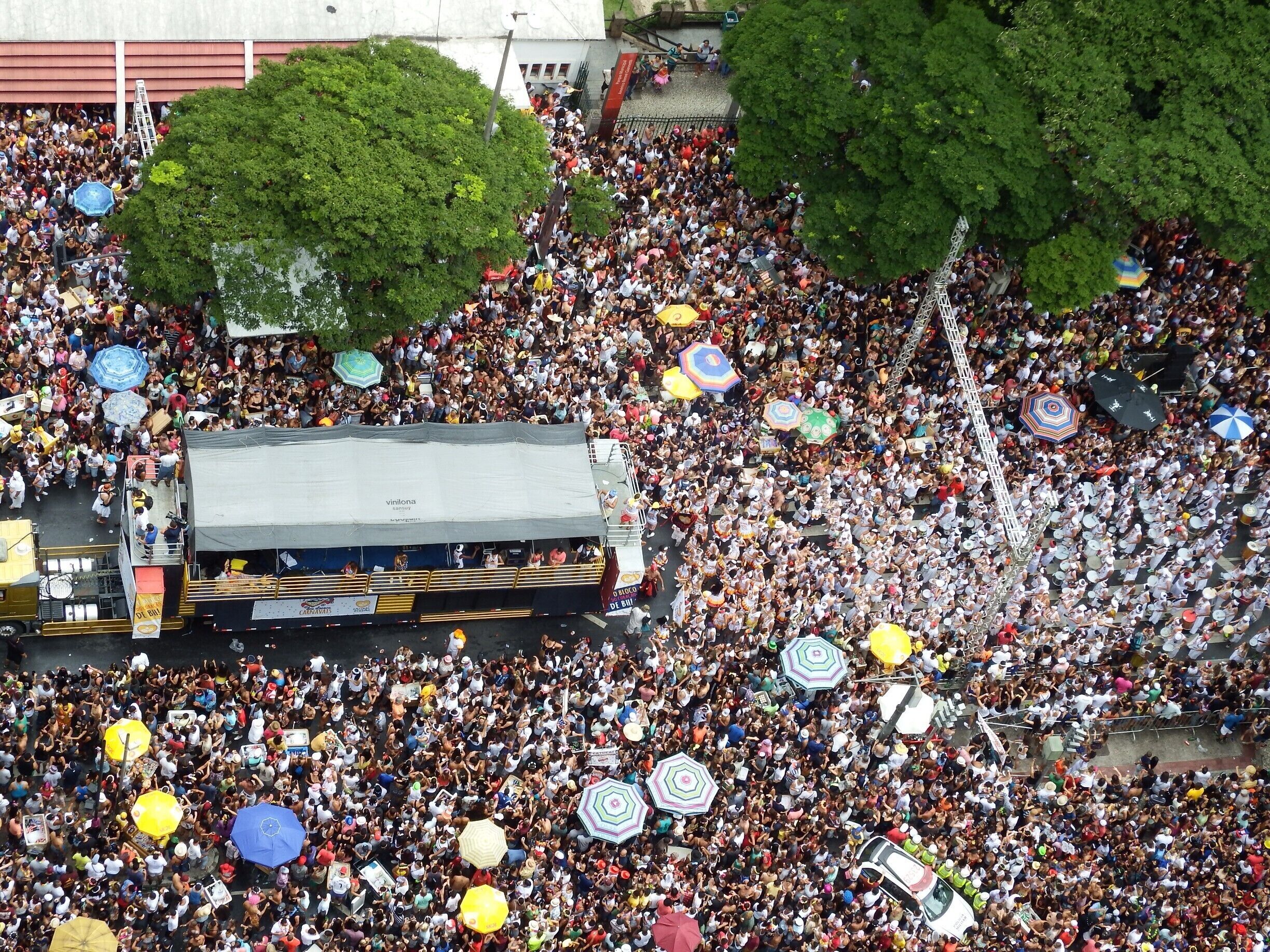 Milhares de pessoas seguem o caminhão do som no carnaval no centro de Belo Horizonte.