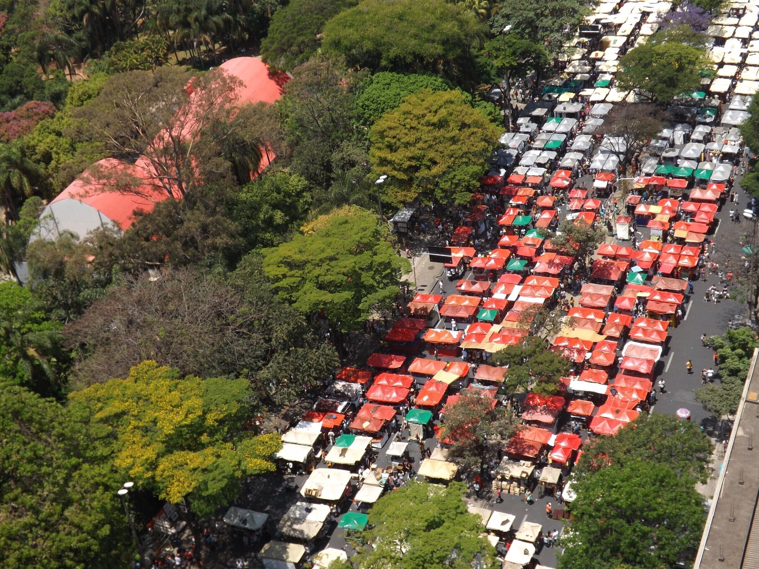 Feira Hippie de Belo Horizonte-Brasil. Artistas e artesãos aos domingos expõem e vendem seus produtos.
Hippie Fair of Belo Horizonte-Brazil. Artists and craftsmen on Sundays expose and sell their products