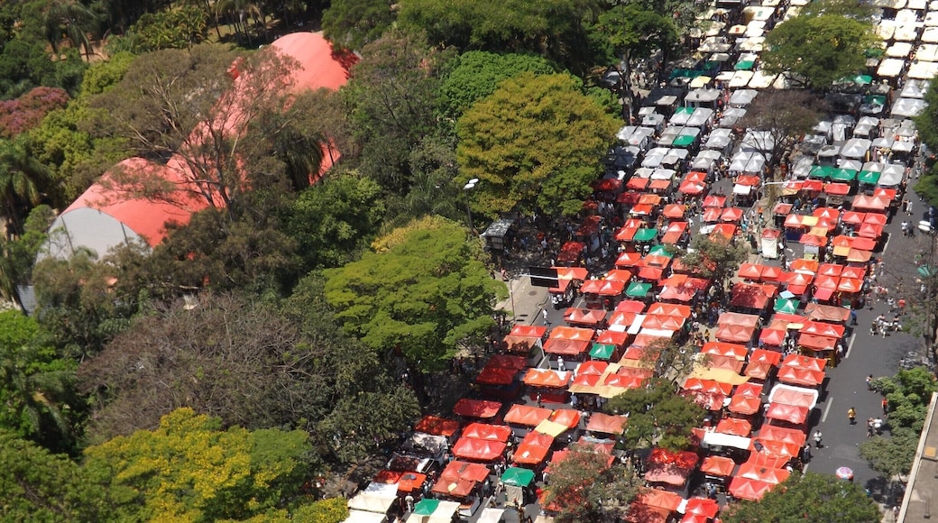 Feira Hippie de Belo Horizonte-Brasil. Artistas e artesãos aos domingos expõem e vendem seus produtos.
Hippie Fair of Belo Horizonte-Brazil. Artists and craftsmen on Sundays expose and sell their products