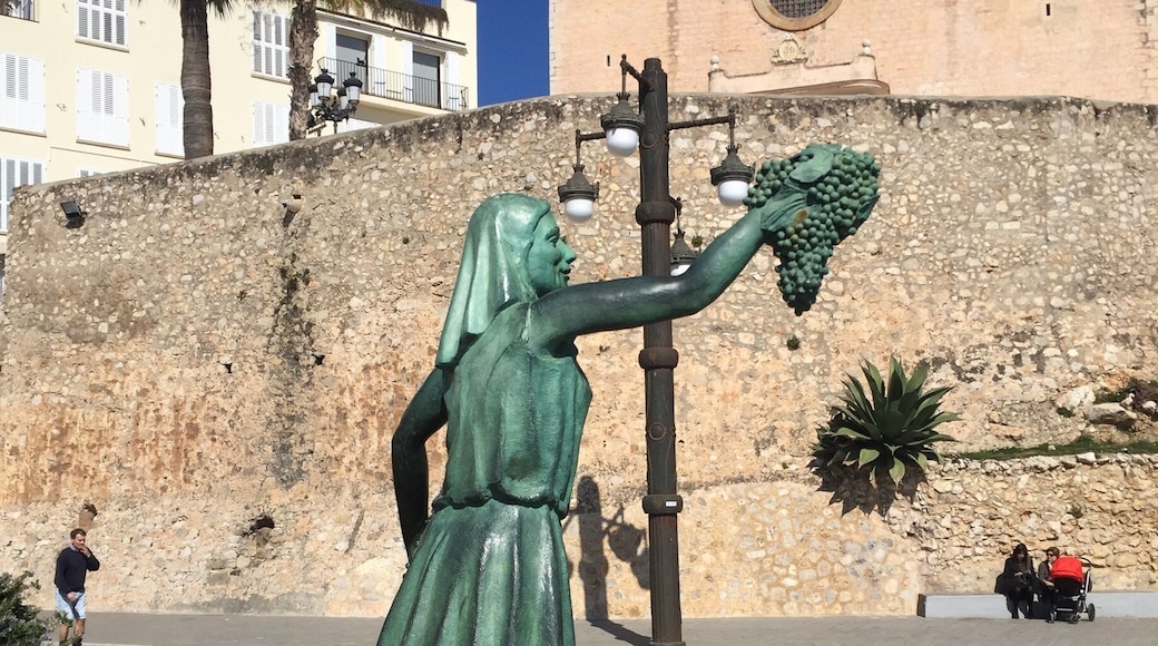 Nice statue.girl wth grapes.