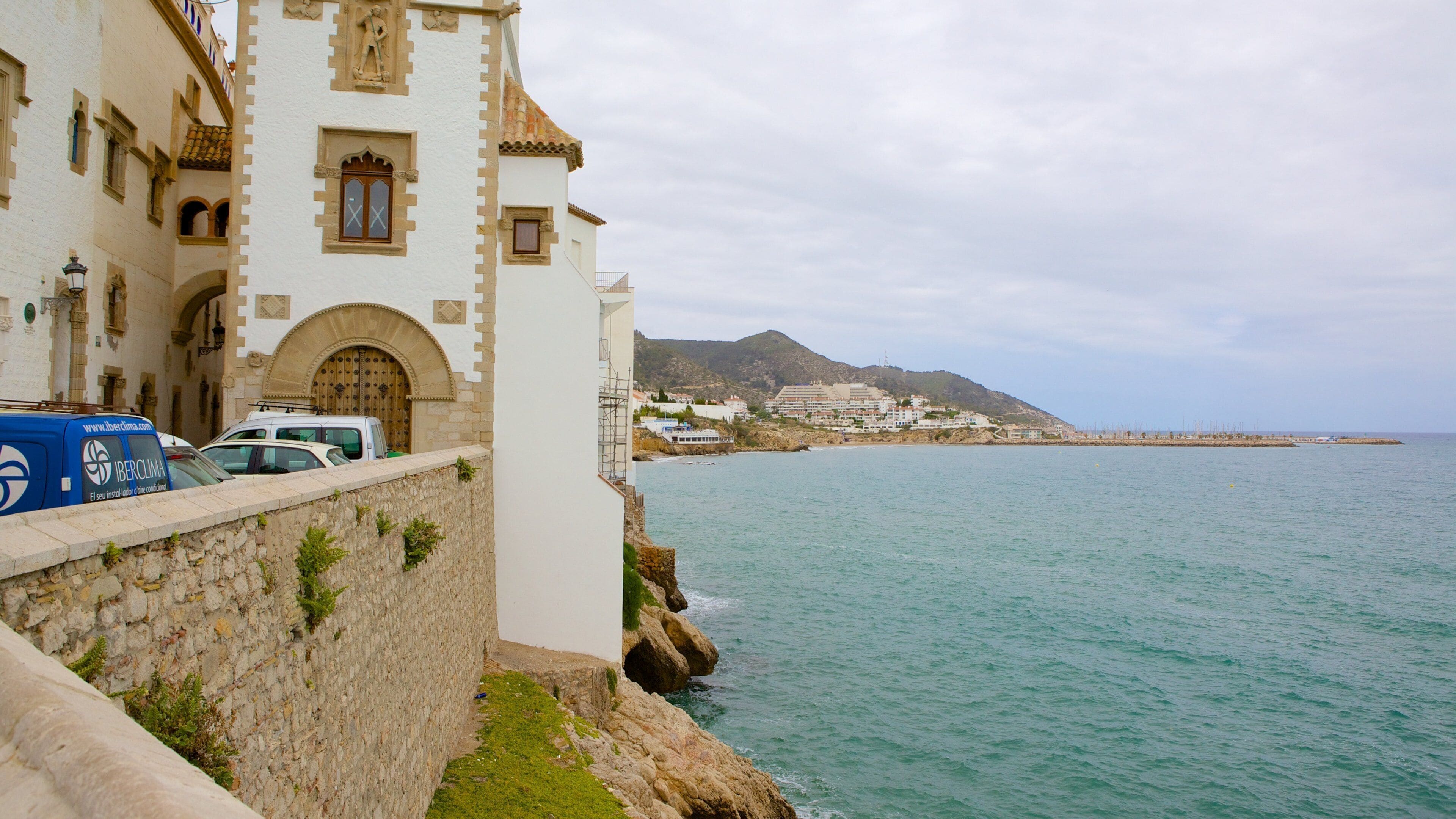Sitges which includes rocky coastline and heritage architecture