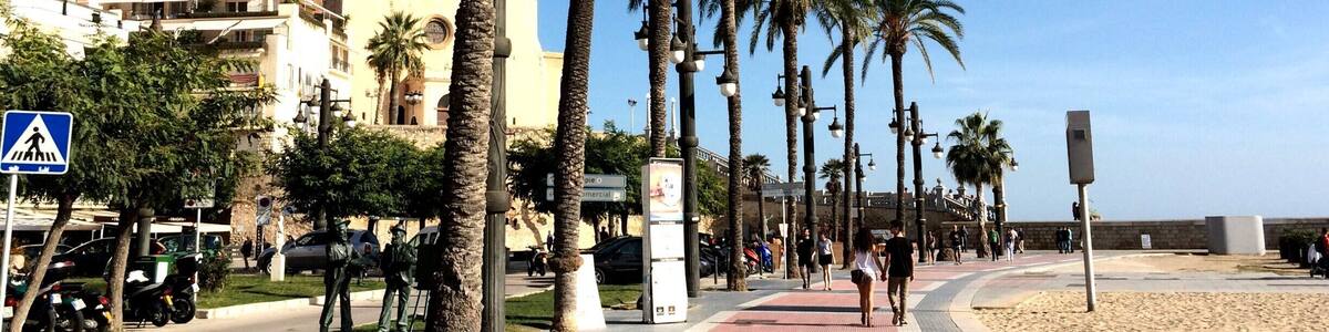 All the typically Spanish narrow streets of #Sitges seem to lead down to a palm tree lined promenade that runs along an open bay with its many beaches.
More about Sitges on:
http://www.geekyexplorer.com/recharging-batteries-in-sitges/