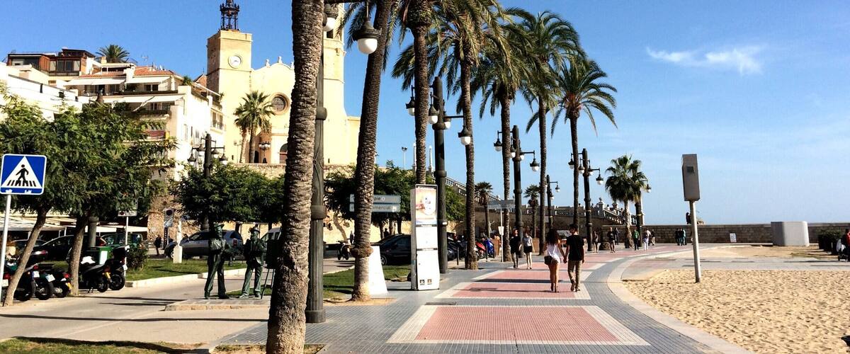 All the typically Spanish narrow streets of #Sitges seem to lead down to a palm tree lined promenade that runs along an open bay with its many beaches.
More about Sitges on:
http://www.geekyexplorer.com/recharging-batteries-in-sitges/