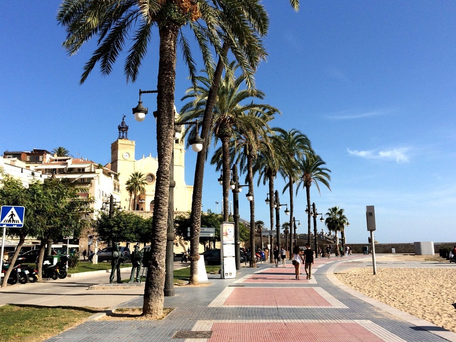 All the typically Spanish narrow streets of #Sitges seem to lead down to a palm tree lined promenade that runs along an open bay with its many beaches.
More about Sitges on:
http://www.geekyexplorer.com/recharging-batteries-in-sitges/