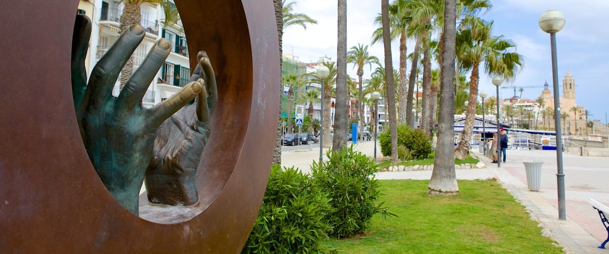 Une sculpture représentant une main tenant une clé, des palmiers et un paysage urbain côtier.