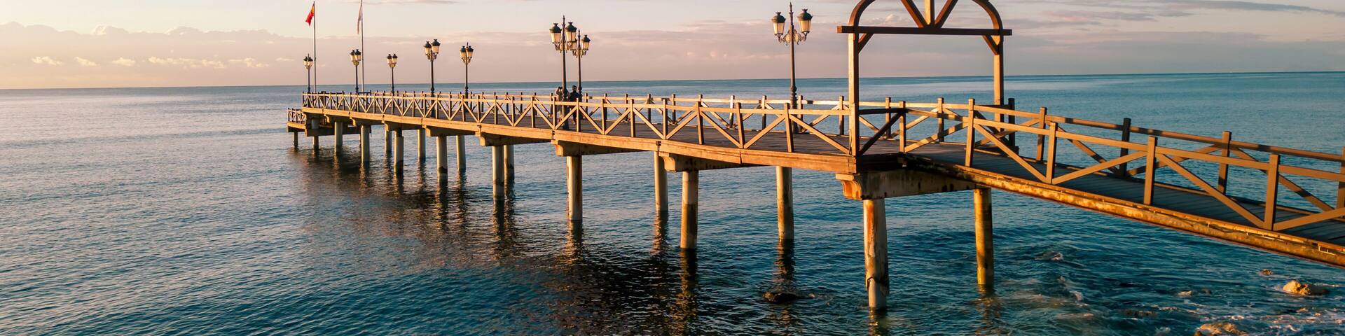 bonito embarcadero en una playa de la ciudad de Marbella en la Costa del Sol, Andalucía