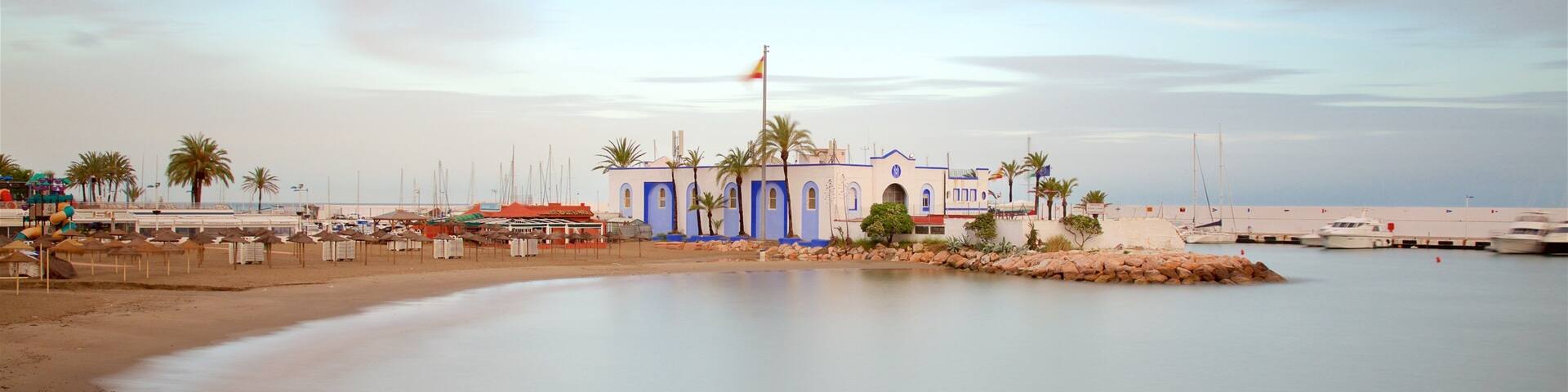 Marbella mostrando una ciudad costera, una bahía o un puerto y una playa