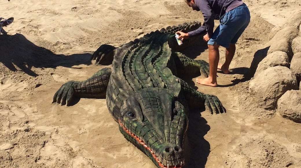 If you like to shop for luxury goods, this is the place, but you will also find this sand artist and many other beautiful sites.