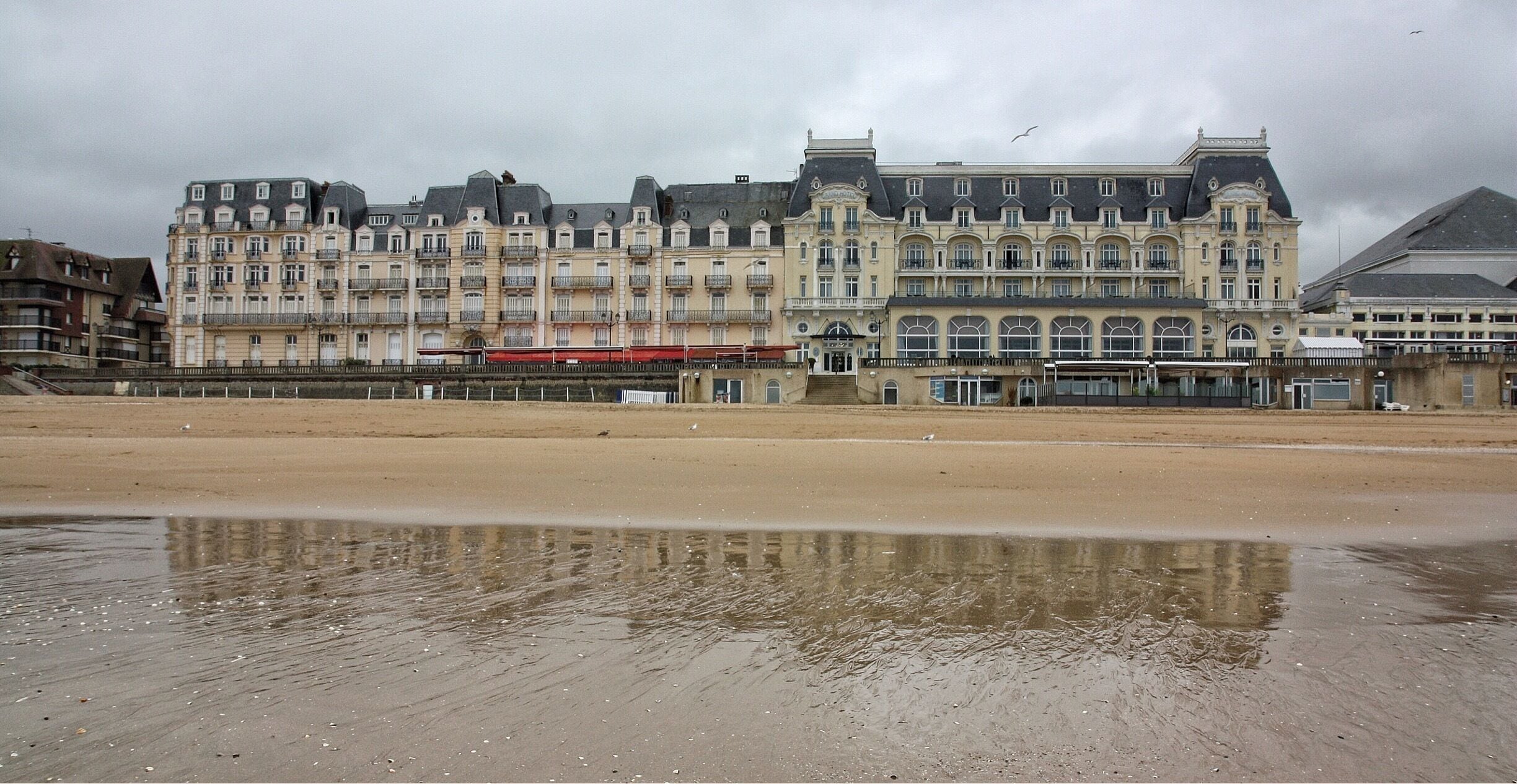 Casino and hotel . Nice Seaside  resort.
