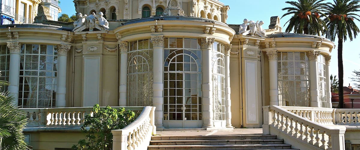 édifice circulaire à absides vitrées