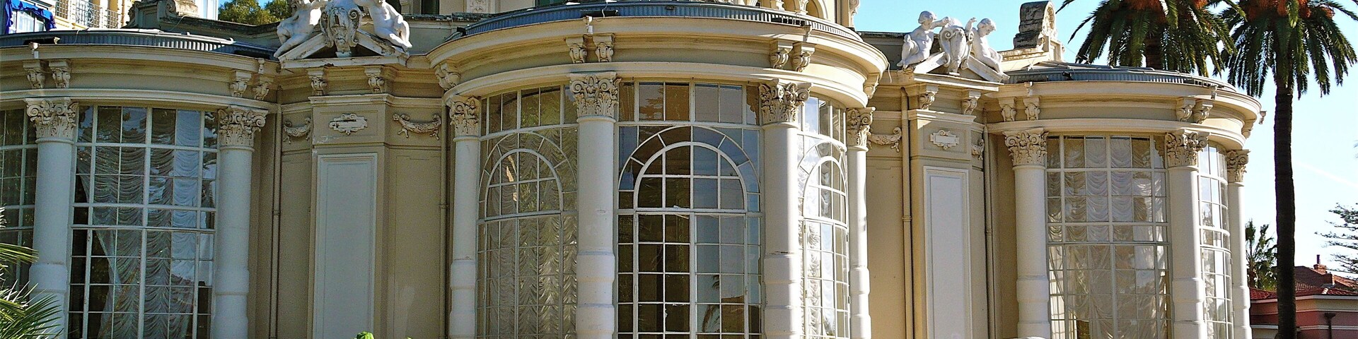 édifice circulaire à absides vitrées