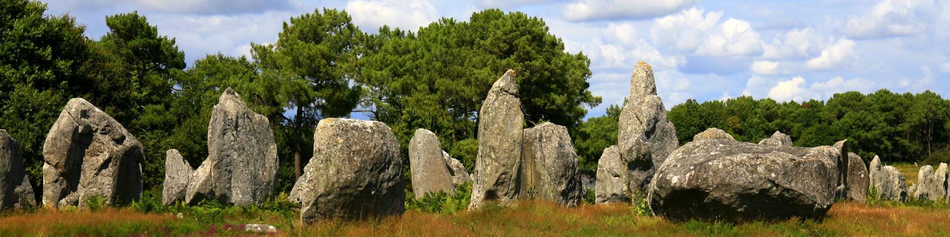 Carnac som omfatter fredfyldte omgivelser og kulturarvsgenstande